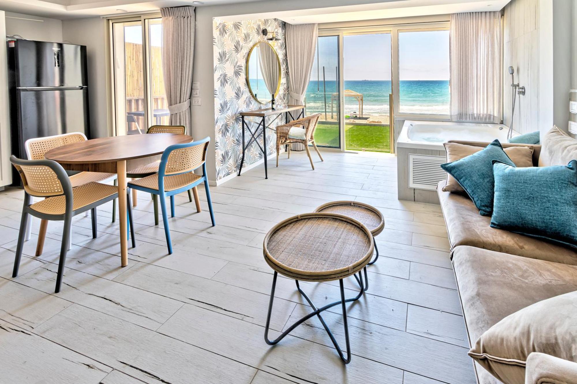 בית חוף מושלם עם גקוזי ומרפסת - Beachside Bliss W Jacuzzi 海法 外观 照片