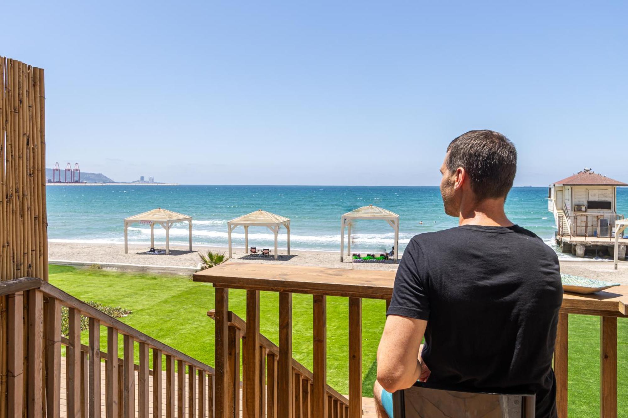בית חוף מושלם עם גקוזי ומרפסת - Beachside Bliss W Jacuzzi 海法 外观 照片